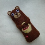 オーダー品　クマとイチゴかごの糸切りバサミカバー　ちょっと大きめ