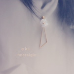 花　ホワイト　トライアングル　ワイヤー　フープ　ピアス/イヤリング/ノンホールピアス