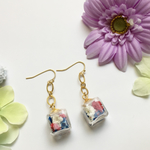 ガラスキューブフラワーピアス／イヤリング