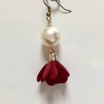 パールビーズとお花タッセルのゆらゆらピアス(イヤリング)