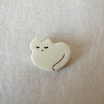 しろねこ 陶ブローチ