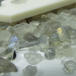 20ｇ♪きらきら天然石ラブラドライト加工品♪バルク品のため産地混載♪原石.鉱石.鉱物.上質天然石の幻想的なファンタジーアイテム♪