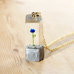 アスファルトに咲く一輪の花。ペンダント。ブルー