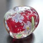 赤系　ブルーの花のとんぼ玉
