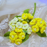 つまみ細工　菜の花のコサージュ