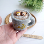 ★【在庫品】羊毛フェルト カフェ 動物さんたちがくつろぐ羊毛マグカップ (ライオン・クマ)　ピンクッション