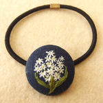 白いヒヤシンス刺繍 くるみボタンヘアゴム
