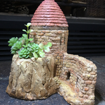 古代の赤い屋根のモルタルハウス  植物ポット