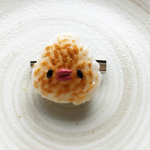 焼きおにぎりむす子ブローチ