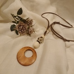 大きなwood ringと素敵なビーズボールの革ひもネックレス