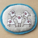 文鳥戦隊シロインジャーの刺繍ブローチ【合体ポーズ】