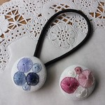 まるいお花の手刺しゅうくるみボタン・ヘアゴム
