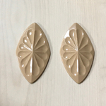 VINTAGE BEIGE OVAL FLOWER DESIGN CABOCHON