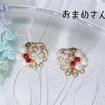 花座にきらめき爛漫 ベージュ・ラメ白・あか・黄　ピアス　イヤリング