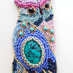 ビーズ刺繍のブローチ【OWL／カラフルフクロウ／ミミズク】