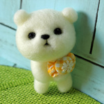 立ち姿シロクマさんのブローチ①