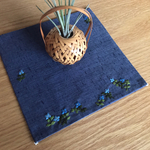 送料無料/リバーシブル敷物/花の手刺繍藍色T007