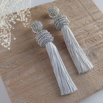 《特集掲載》♪送料無料♪【Jellyfishシリーズ】ビーズ刺繍×絹糸タッセルのピアス(イヤリング)／シルバー