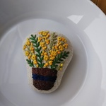 「ミモザ」刺繍と手編みのブローチ