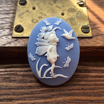 アクリルカメオ ハチドリに出会った幼い蝶の妖精 ジャスパーブルー×ホワイト 30×40mm