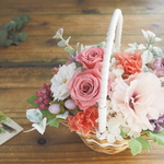 Panier de  Saumon rose＊ サーモンピンクの花かごナチュラルアレンジ＊プリザーブドフラワー＊花＊ギフト