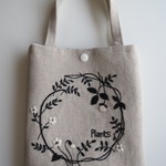モノトーン刺繍のミニバッグ