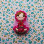 羊毛フェルト　マトリョーシカブローチ（ピンク） 
