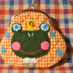 眼が可愛い王冠カエルさん　大きめがま口