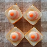 ＊再販25＊【フックピアス/ピアス/イヤリング】目玉焼き＆ハム食パン　1ペア