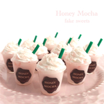 【春限定】フラペチーノ風ドリンク（さくら）のイヤホンジャック/ストラップ