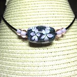 黒地にピンクの水中花のネックレス　あすなろ A-0218