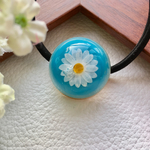 White flower in the pale blue ヘアゴム　レジン