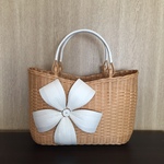 なん様ご依頼品                     リボンみたいなお花のバッグ　　白×サブレ