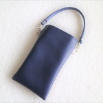 グレージュとネイビーの組み合わせのスマホ入れ（送料無料）