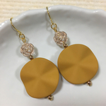 春色！ウェーブコインの大ぶりピアス・イヤリング♡(イエロー)