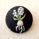 白いヒヤシンスの刺繍ブローチ