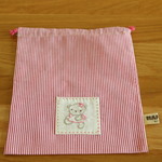 くまちゃん刺繍入りレッド×ホワイトストライプ巾着