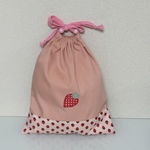 SALE　いちごのアップリケ　お着がえ袋　ピンク