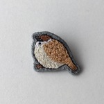 小さいスズメ 刺繍のブローチ