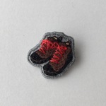 小さい登山靴（赤い紐）刺繍のブローチ