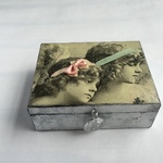 シャビーシックな小箱(2人の少女)