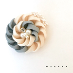 ＜つまみ細工＞コサージュ・ブローチ＊卒業・入学に♪（グレー・アイボリー）直径約6.5cm 