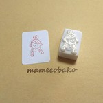 《再販》おだんごおんなのこ　なにか持ちます：消しゴムはんこ。
