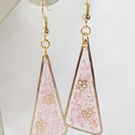 【再販】桜とピンクのシェルの三角ピアス／イヤリング