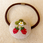 いちご刺繍 くるみボタンヘアゴム