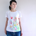 チューリップ柄Tシャツ　手描きで描いたチューリップのレディースTシャツ。