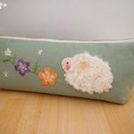 もふもふひつじさんとお花刺繍のペンケース（モスグリーン）