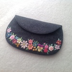 【再販】刺繍とフェルトのバラいっぱいの小物入れ