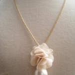 ＝再販＝メッシュのお花とコットンパールのネックレス（ベージュ）