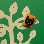 黒猫の小さなブローチ　オレンジ